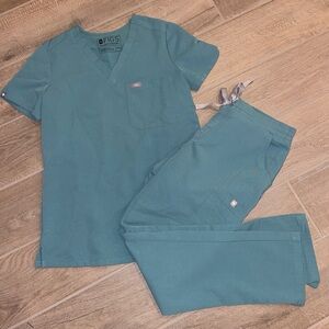 Figs Aqua Scrub Ensemble